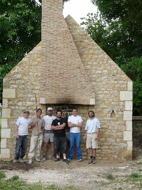 L'quipe de jeunes maons, Romain tient le rouable.